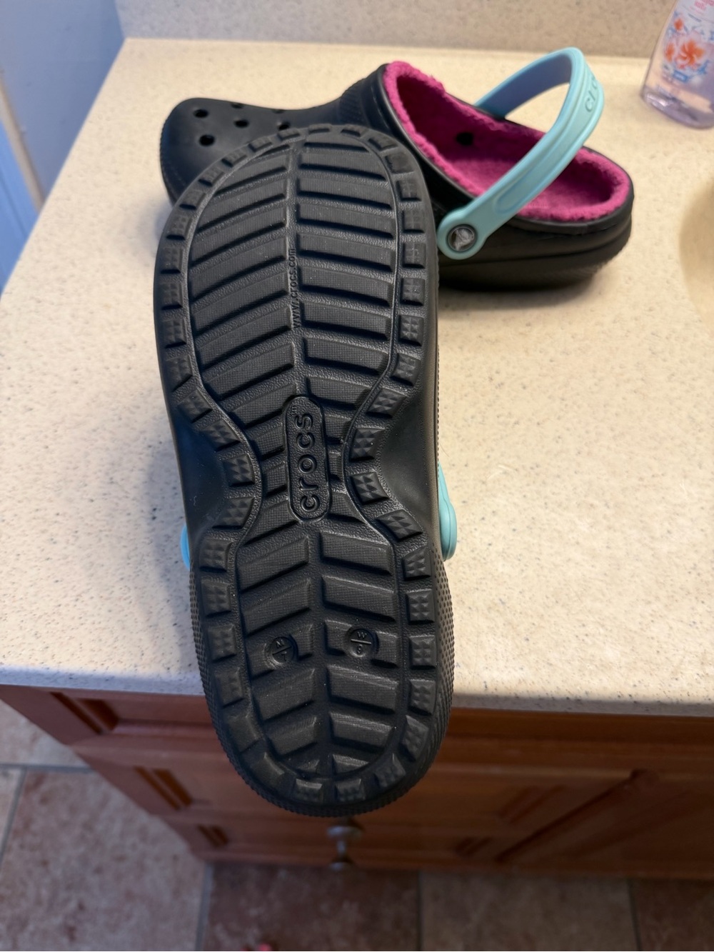 Crocs unisex W9/M7 Black Clog with Purple Lining and Light Blue Strap - Picture 2 of 2